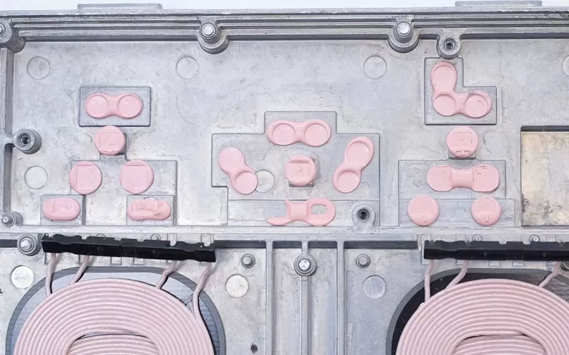 Tesla Wireless Charging Module Is Coated with Pink Thermal Putty to Enhance Heat Dissipation and Reduce Temperature Rise